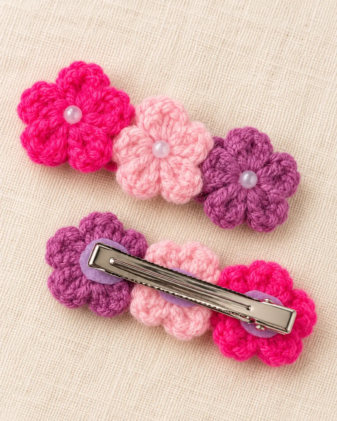 Three-flower crochet barrettes in side hair-7